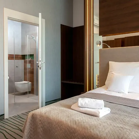 Plaza Boutique Hotel 4*